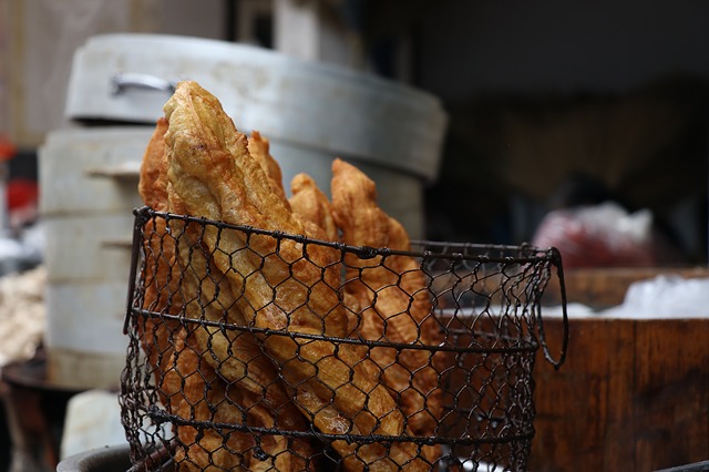 油條鋁超標(biāo)嚴(yán)重？如何筑牢食品安全網(wǎng)？